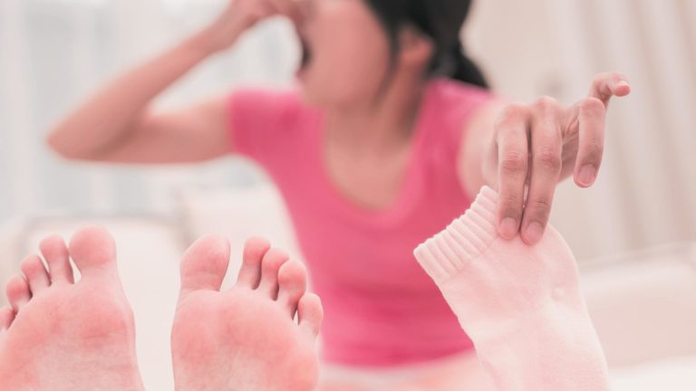 Halte aux pieds qui puent : explications et remèdes naturels - Naturels&co - Naturalsandco